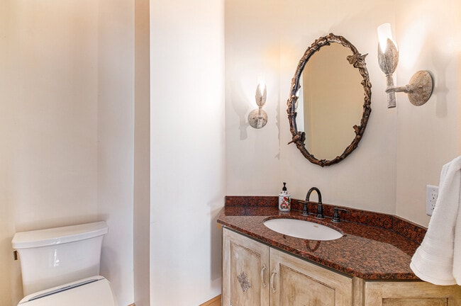 Building Photo - 811 Western Hills Dr