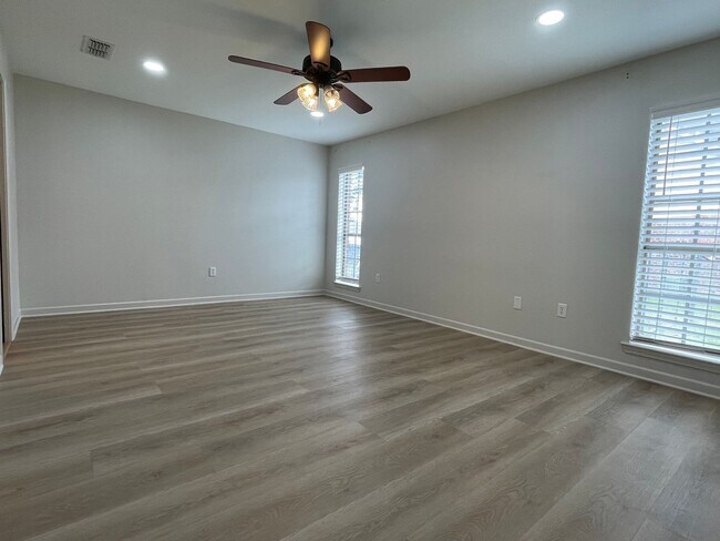 Building Photo - Welcome to this Beautiful 3 Bedroom 2 Bath...