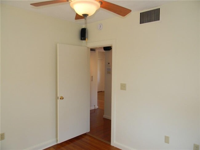 Building Photo - 152 Elmgrove Ave