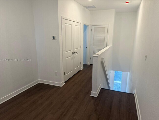 Building Photo - 8694 Via Mar Rosso