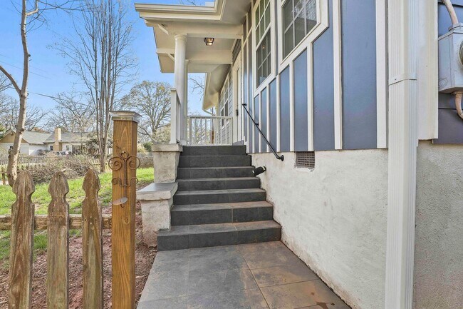 Building Photo - Updated 3BR Home with Large Yard Near Grant Park and Summerhill