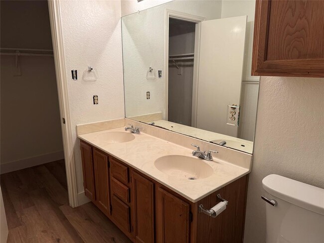 Building Photo - 709 Shade Tree Dr