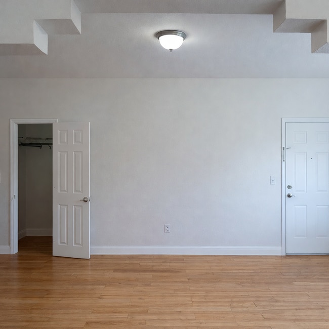 Building Photo - BGG 8415