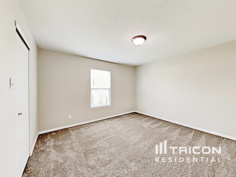 Building Photo - 10955 Woods Dr