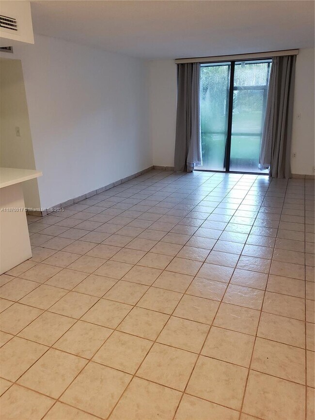 Building Photo - 9682 Fontainebleau Blvd