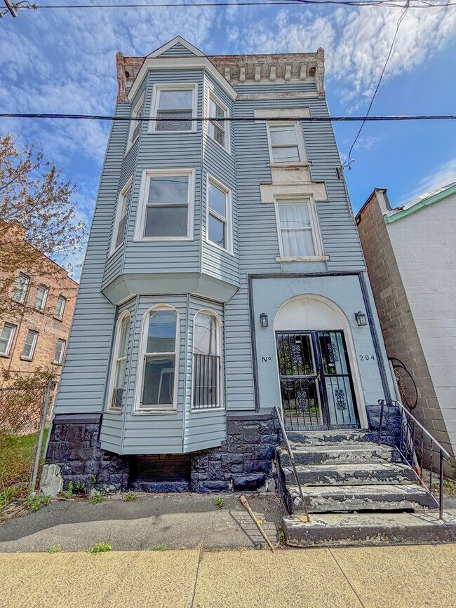 Building Photo - 204 1st St