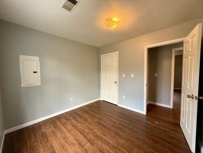 Building Photo - 205 N 18th Ave