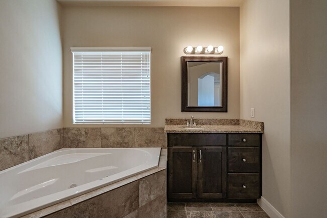 Building Photo - Stunning Home with 4 beds/2.5 baths and 3-Car Garage in Mulberry Estates