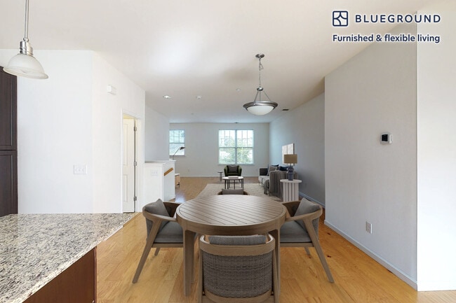 Building Photo - 998 Stewart Ave