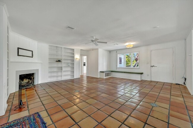 Building Photo - ALL THE CHARM! - Siesta Key 1+ acre on the Bay - 3 bed/ 2 bath pool home