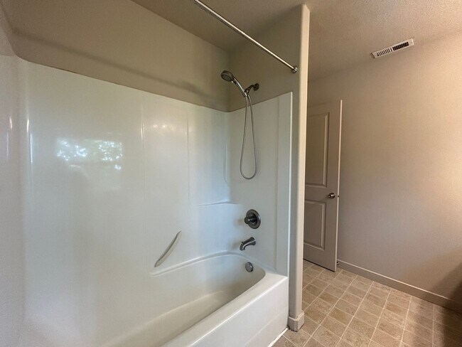 Building Photo - Spacious 4 Bed, 2.5 Bath Home!