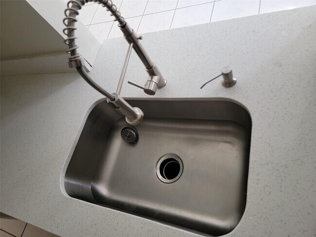 Building Photo - 1800 NE 39th Ct