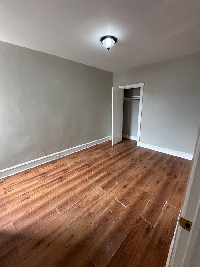 Building Photo - 3 Bed, 1 Bath townhome