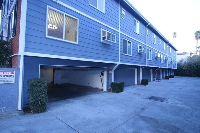 Building Photo - Refurbished Cape Cod Townhome – 2 Master B...
