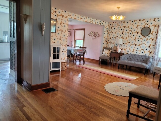 Building Photo - Tri level 3b2b home for rent with fenced i...