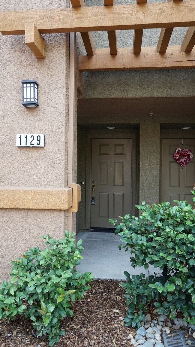Building Photo - Charming 1 bedroom - 1 bathroom multi-level condominium in Sacramento