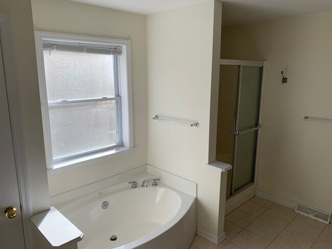 Building Photo - Beautiful Single Family For Rent NOW! Must...