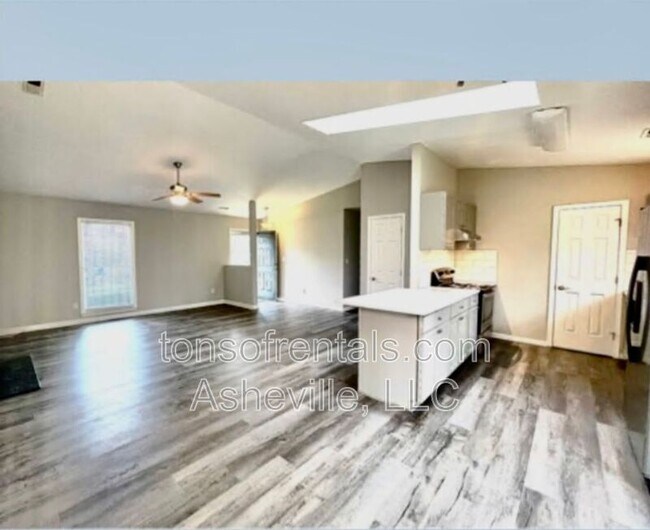 Building Photo - 307 Spring Field Court
