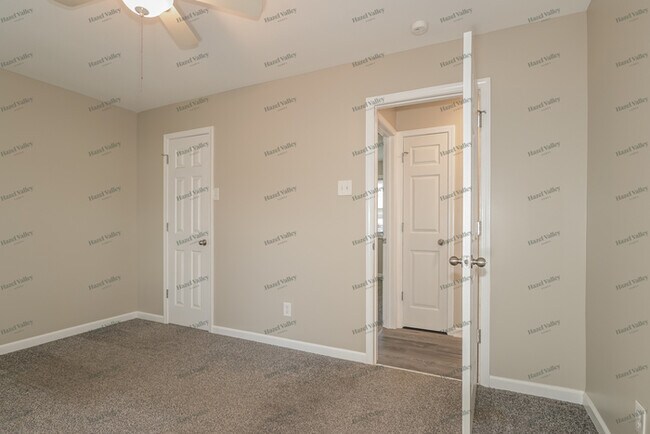 Building Photo - 5 Spring Fawn Ln