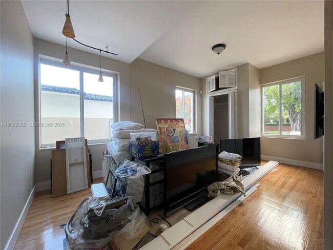 Building Photo - 383 SW 25th Rd