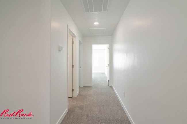 Building Photo - Dog Friendly! 3 Bedroom 2 Bathroom Townhome in Long Valley.