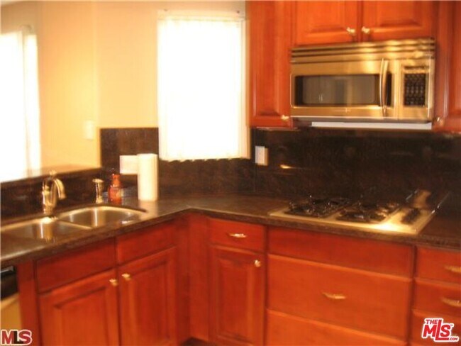 Building Photo - 1135 Rexford Dr