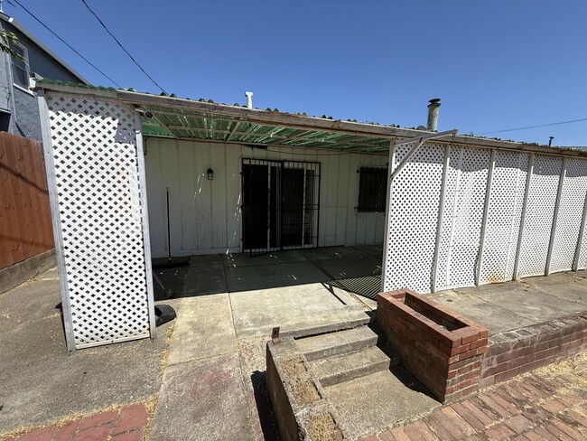 Building Photo - 2517 Alameda St