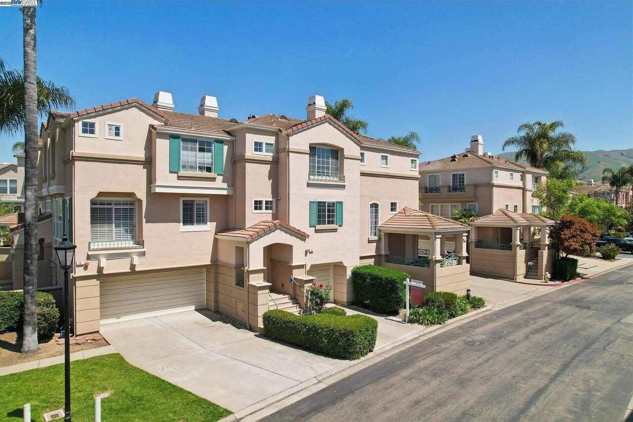 Building Photo - 385 Montecito Way