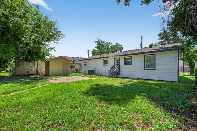 Building Photo - 2418 Ferguson Way