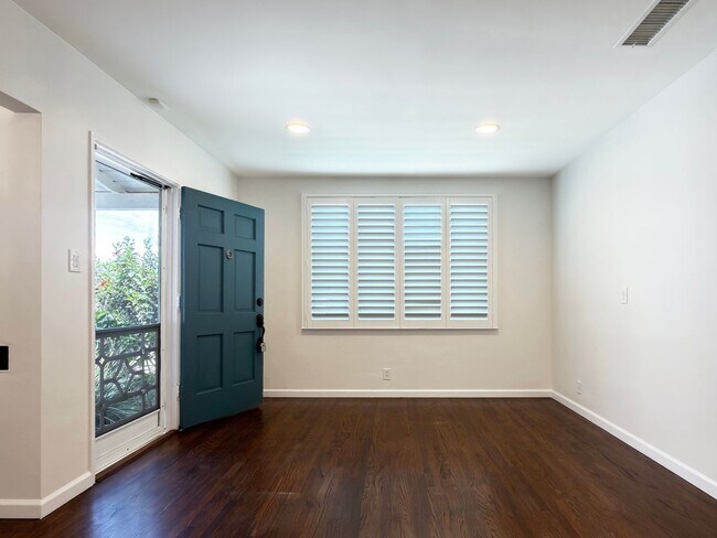 Building Photo - **2025 Euclid Ave Long Beach** Beautiful 3 bedroom 2 bath !!2 weeks free OAC!!