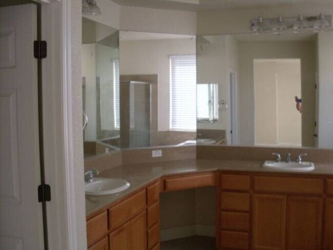 Building Photo - Rose Garden 4 Bed, 3 Bath Discounted at $3...