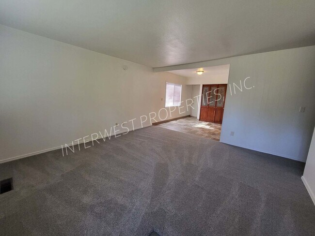 Building Photo - 619 NE 117th Ave