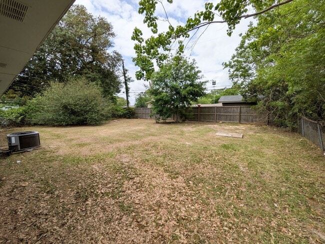 Building Photo - 306 Bridal Wreath Ave