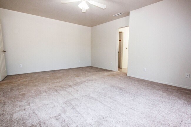 Building Photo - 4 Bedroom Home with 3 Car Garage in PV!