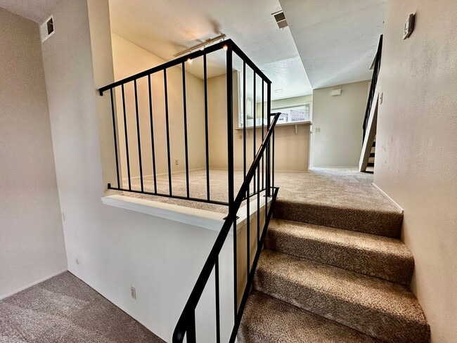 Building Photo - Spacious La Jolla 2BR/1.5BA Townhouse with...