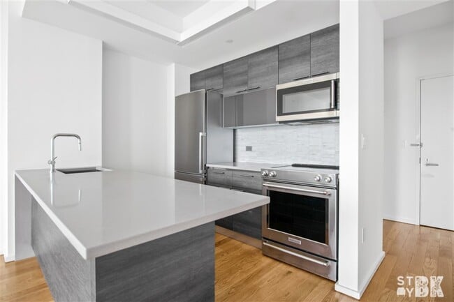 Building Photo - 172 Montague St