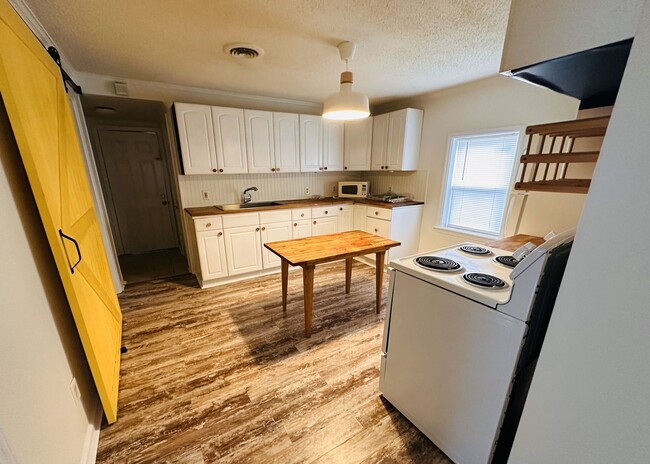 Building Photo - Well maintained home minutes from Uptown!