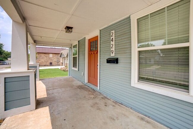 Building Photo - Clean, Crisp, Open Concept 3/2 Near TU