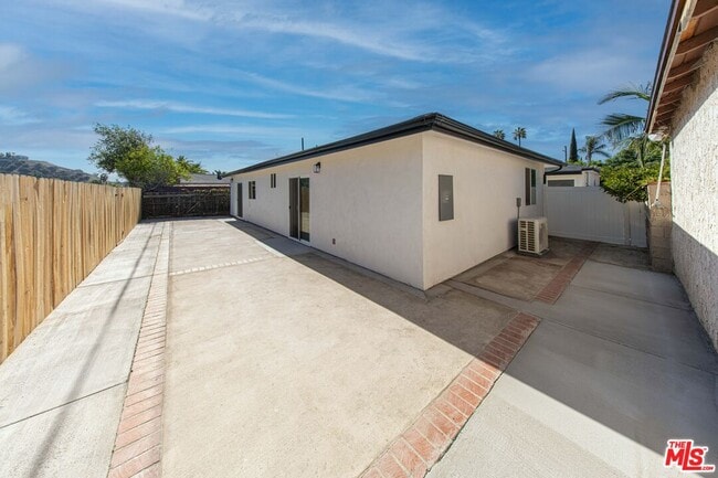 Building Photo - 8430 Glenoaks Blvd
