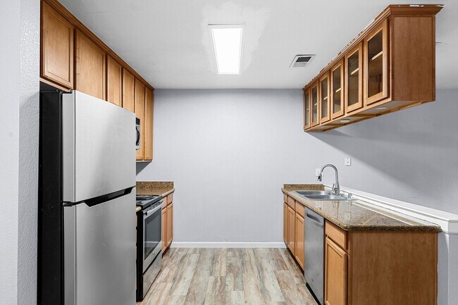 Building Photo - $200 Off First Months Rent! Cozy 3-Bedroom...