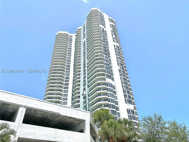 Building Photo - 3500 Mystic Pointe Dr