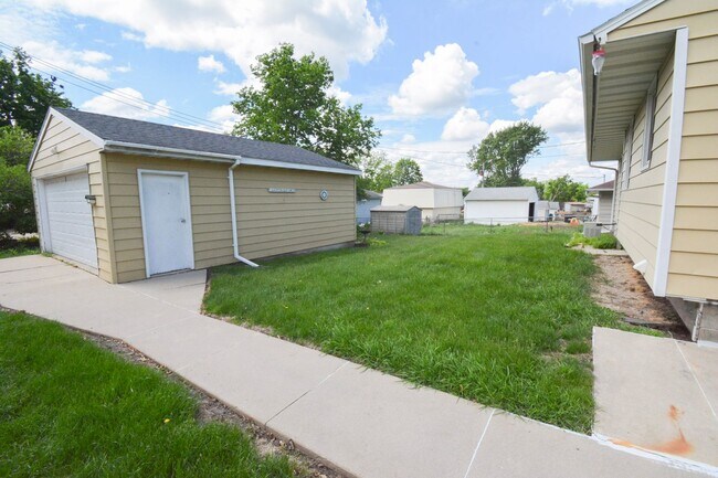 Building Photo - Charming 2-Bedroom Home with Natural Light...