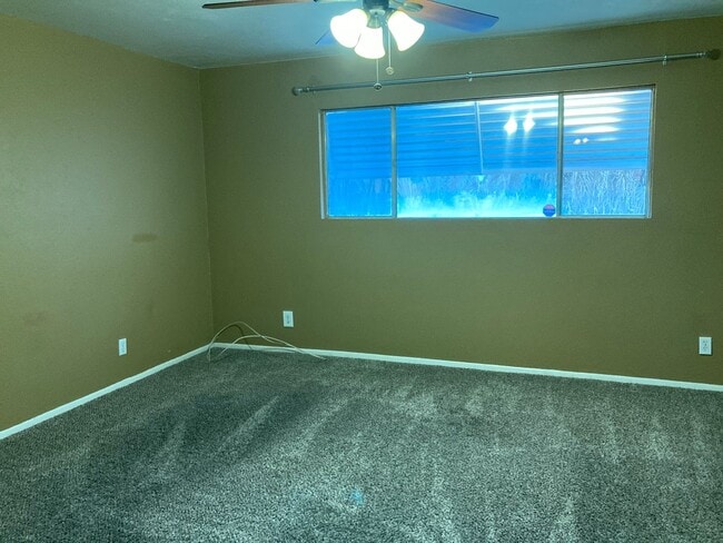 Building Photo - Central 3 Bedroom