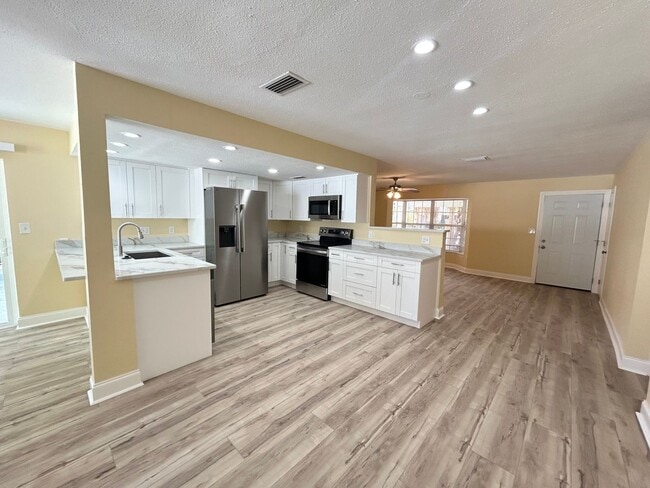 Building Photo - Remodeled 3 bedroom 2 bath Home in NE St Pete