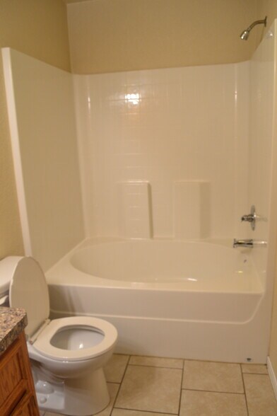 Master bathroom - 220 Ryan Cir Apt B