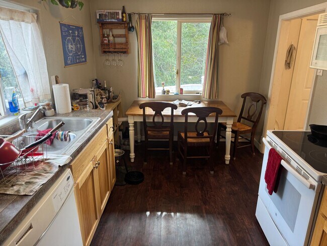 Building Photo - Great Single Level Home in Oakridge!