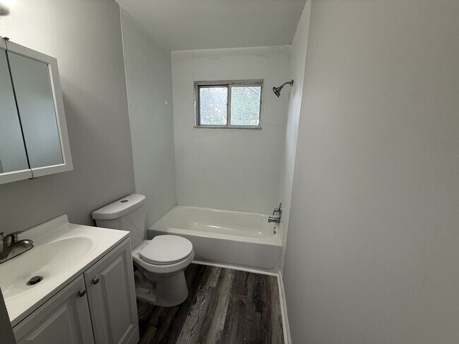 Building Photo - Quaint 3 bedroom Warren home