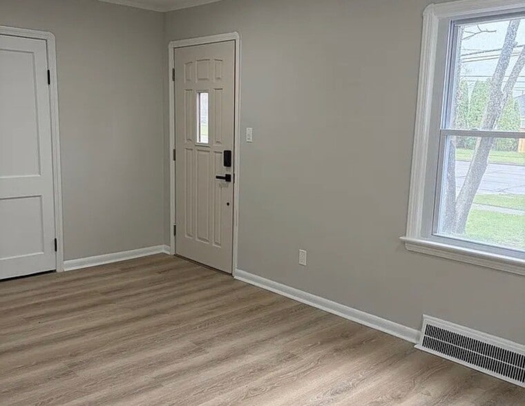 Building Photo - 404 W Cunningham St