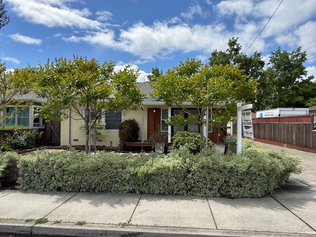 Building Photo - 220 Payran St