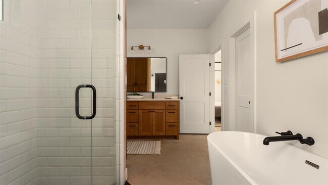 Building Photo - 402 E Ash Dr